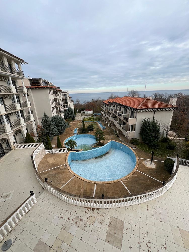 Luxuriöse Drei-Zimmer-Wohnung mit Panoramablick auf das Meer und den Pool – erste Meereslinie in Obzor!