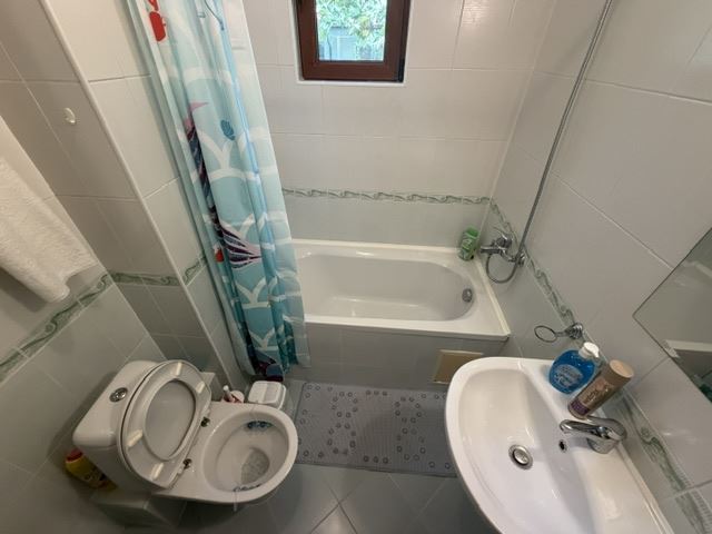 Komfort und Ruhe am Meer – geräumige Zweizimmerwohnung mit einem Schlafzimmer in Aheloy