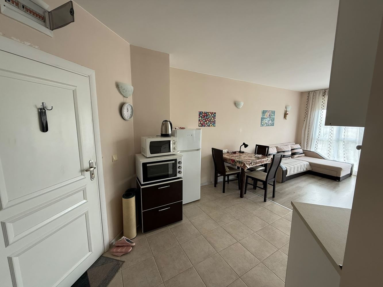 Zweizimmerwohnung inmitten von viel Grün in einer Anlage mit Swimmingpool und Kinderspielplatz
