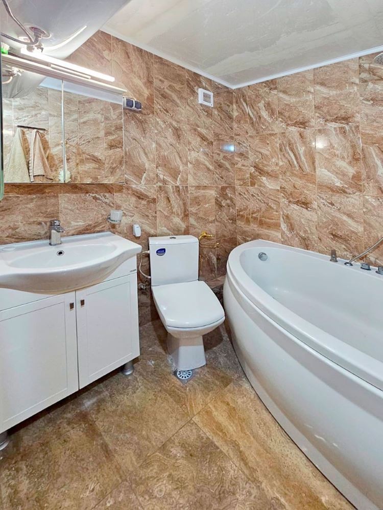 Luxuriöse Drei-Zimmer-Wohnung mit Meerblick in erster Linie in Ravda – 114 m², zwei Terrassen und maximaler Komfort