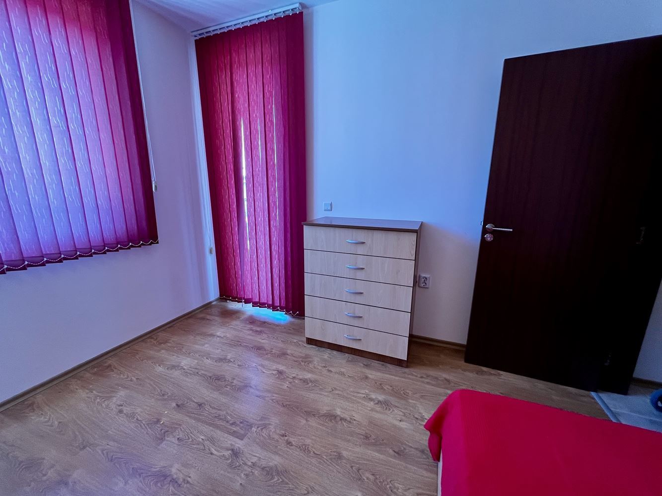 Meereskomfort und Ruhe nahe Nessebar! Möblierte Zweizimmerwohnung mit Blick auf den Pool in einer luxuriösen geschlossenen Wohnanlage