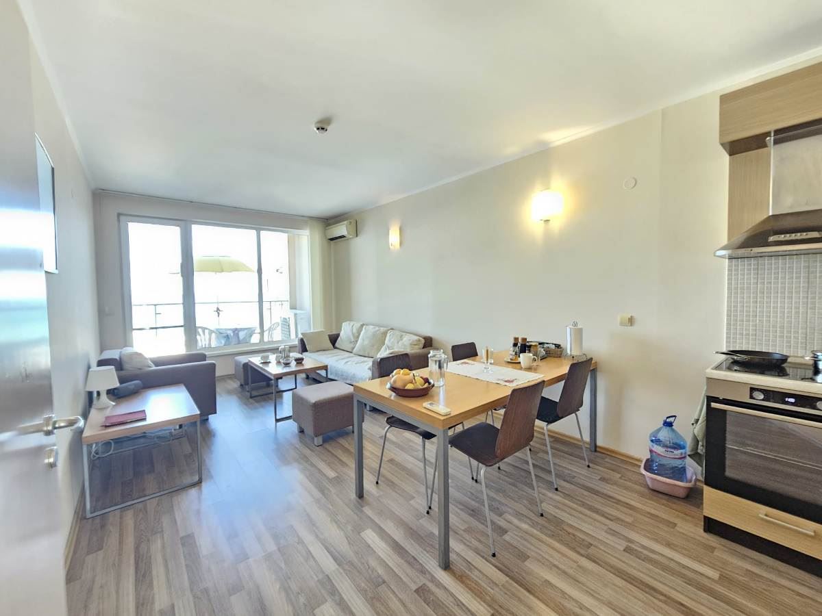 Luxuriöse Drei-Zimmer-Wohnung mit drei Schlafzimmern in erster Meereslinie in Obzor – Panoramablick auf Meer und Berge
