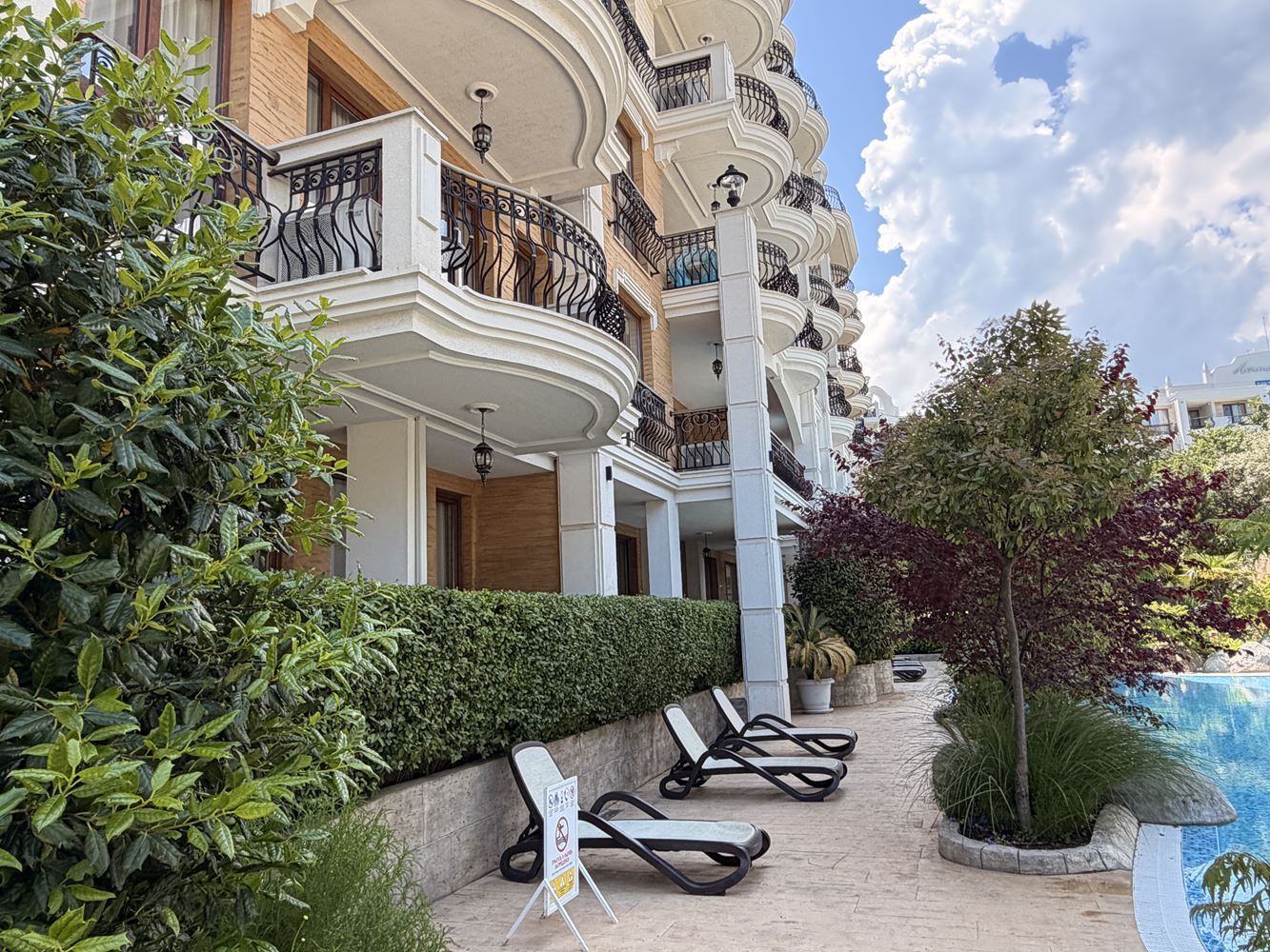 2-Zimmer-Wohnung mit Blick auf den Park und den Swimmingpool in einer prestigeträchtigen Wohnanlage am Sonnenstrand