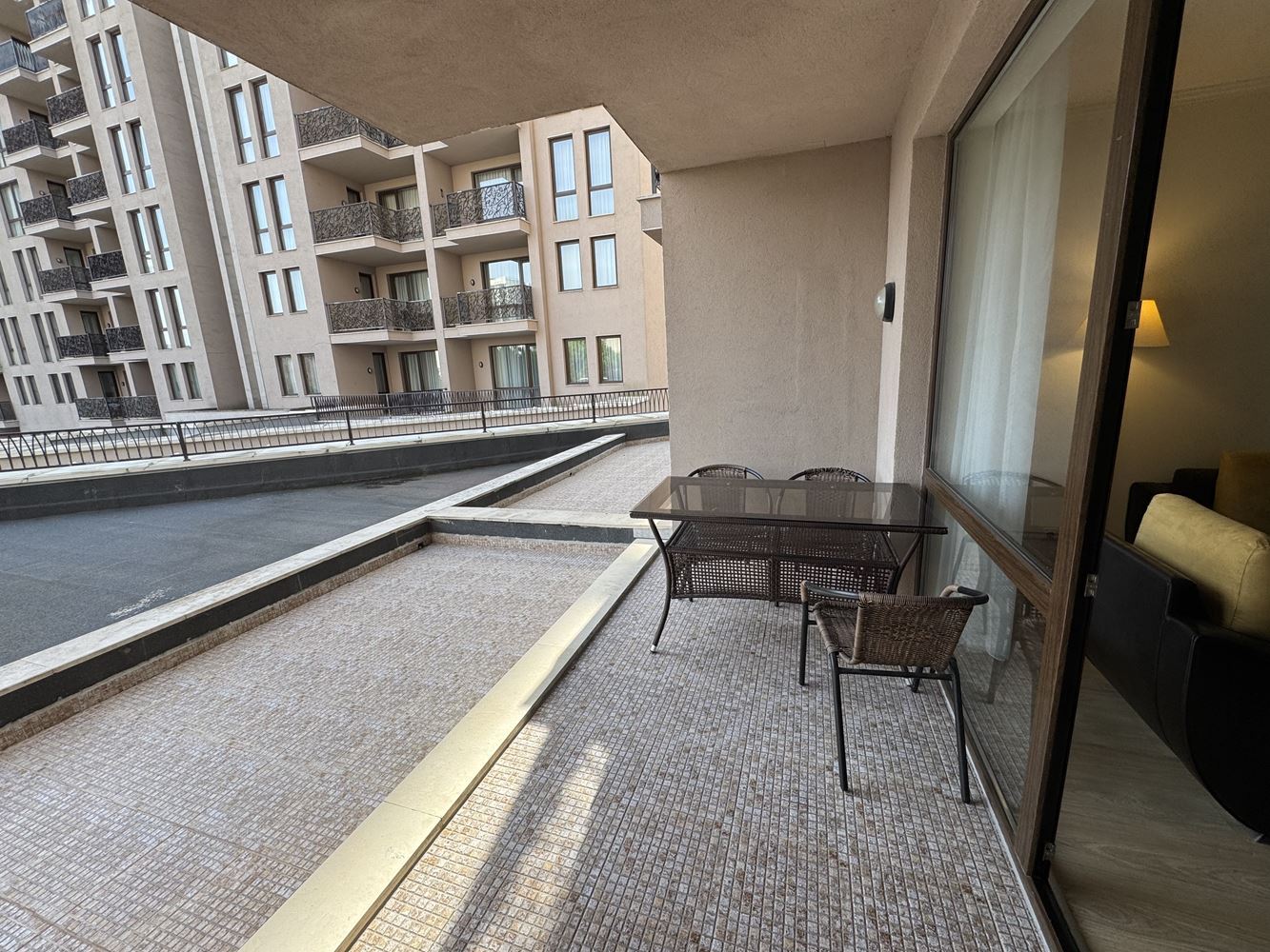 Großzügige Zweizimmerwohnung mit großer Terrasse, nur 50 Meter vom Strand entfernt, in Sonnenstrand