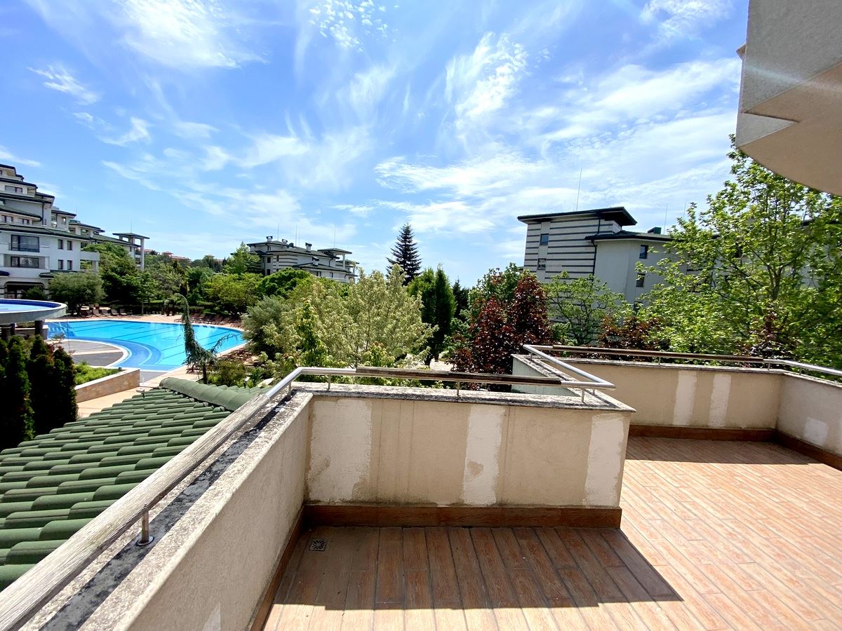 Zwei-Zimmer-Wohnung (mit einem Schlafzimmer) in erster Meereslinie in Ravda – Luxus, Natur und beeindruckender Poolblick