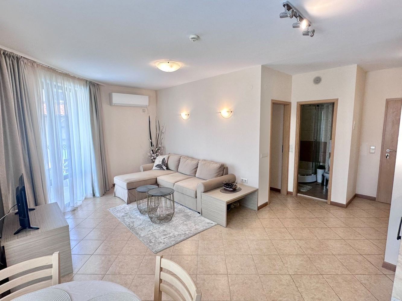 Einzigartige 2-Zimmer-Wohnung mit Balkon und Poolblick in einer prestigeträchtigen Anlage in Sonnenstrand