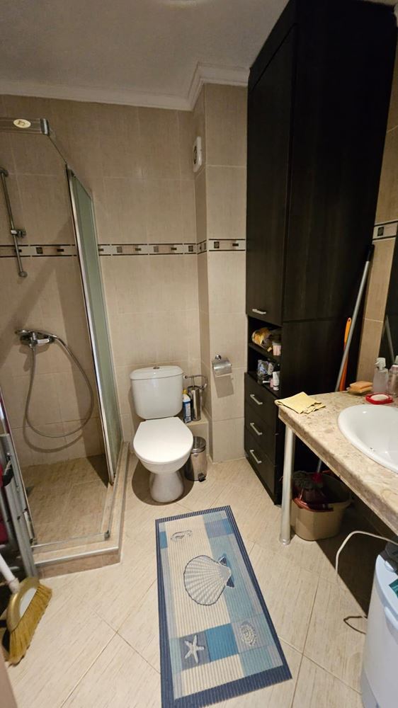 Geräumige Einzimmerwohnung in erster Meereslinie in Zarewo mit vollständiger Möblierung