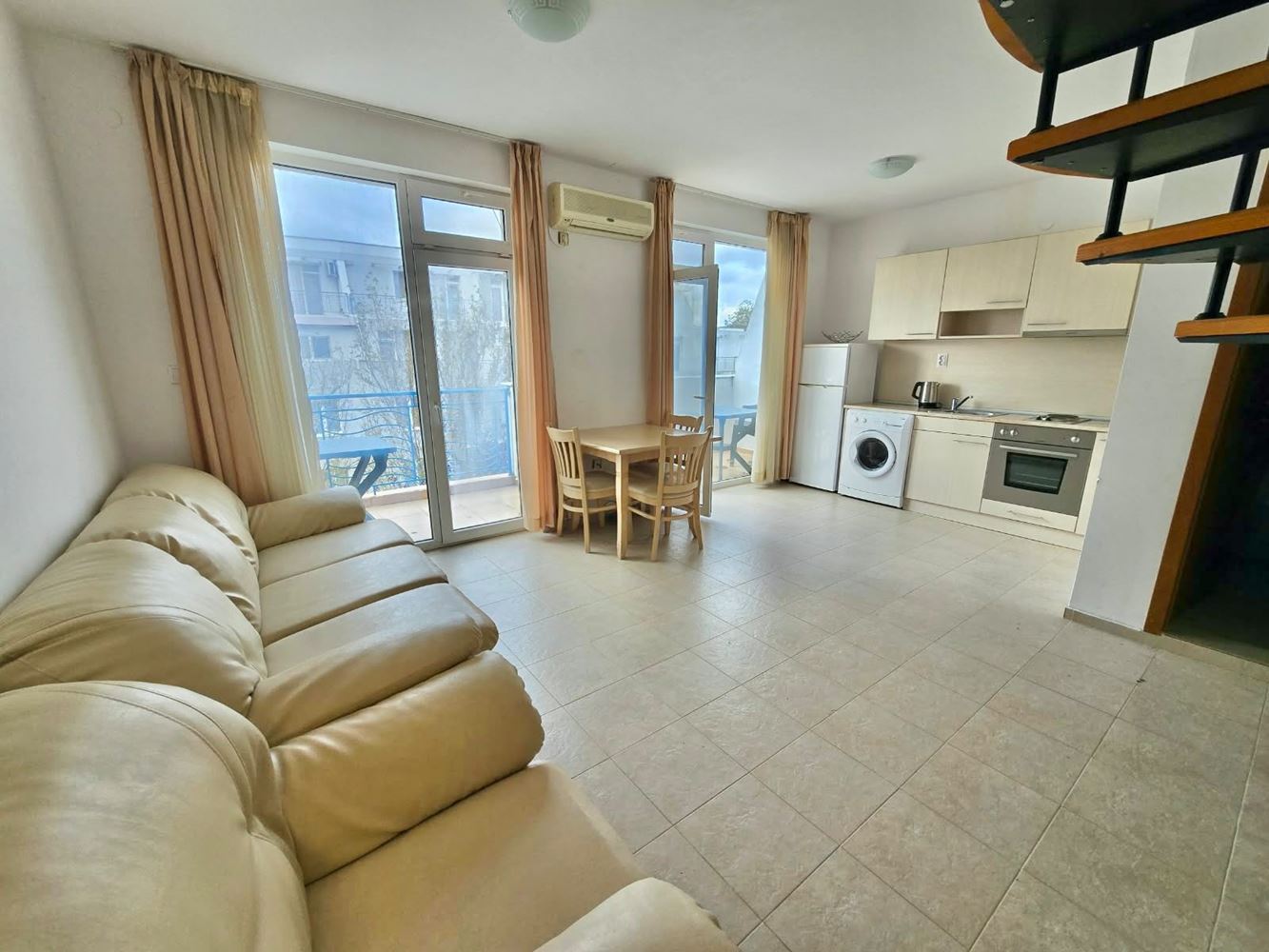 Großzügige Maisonettewohnung mit zwei Schlafzimmern und drei Balkonen in Sonnenstrand – Act 16, Haushaltsstrom und Poolblick