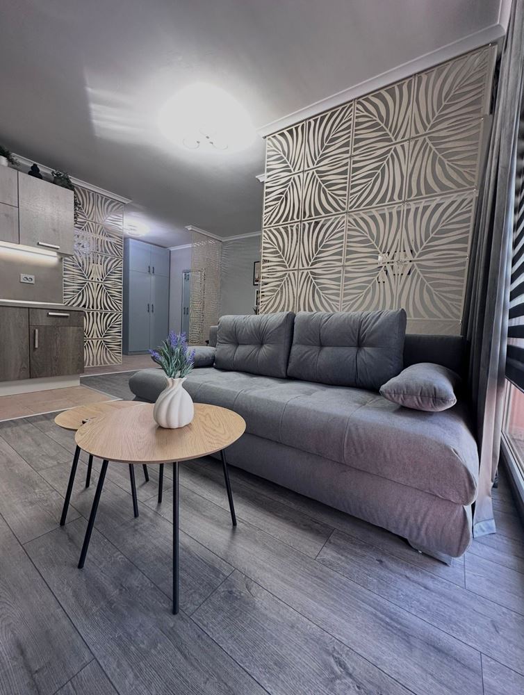 Zwei-Zimmer-Wohnung mit teilweisem Meerblick in Sveti Vlas – möbliert, nach Renovierung, in einer luxuriösen geschlossenen Anlage