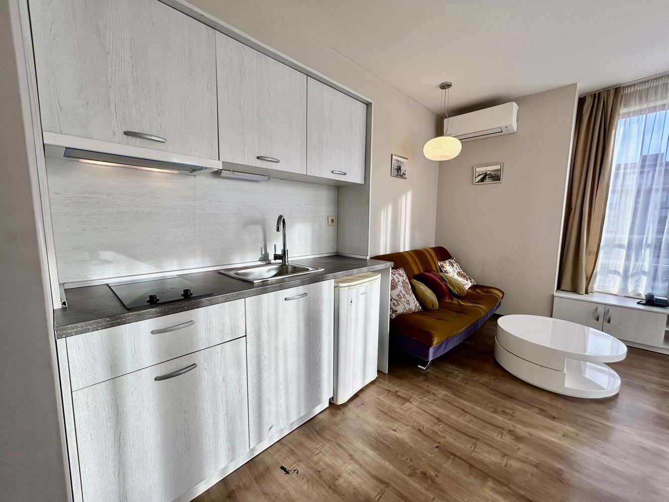 Zweizimmerwohnung mit Blick auf den Pool in einer Anlage mit umfangreicher Infrastruktur