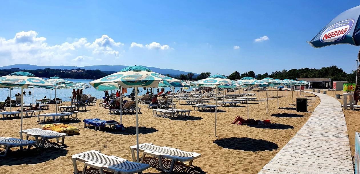 Drei-Zimmer-Wohnung in erster Meereslinie in Kiten mit Panoramablick auf das Meer und beeindruckenden Terrassen