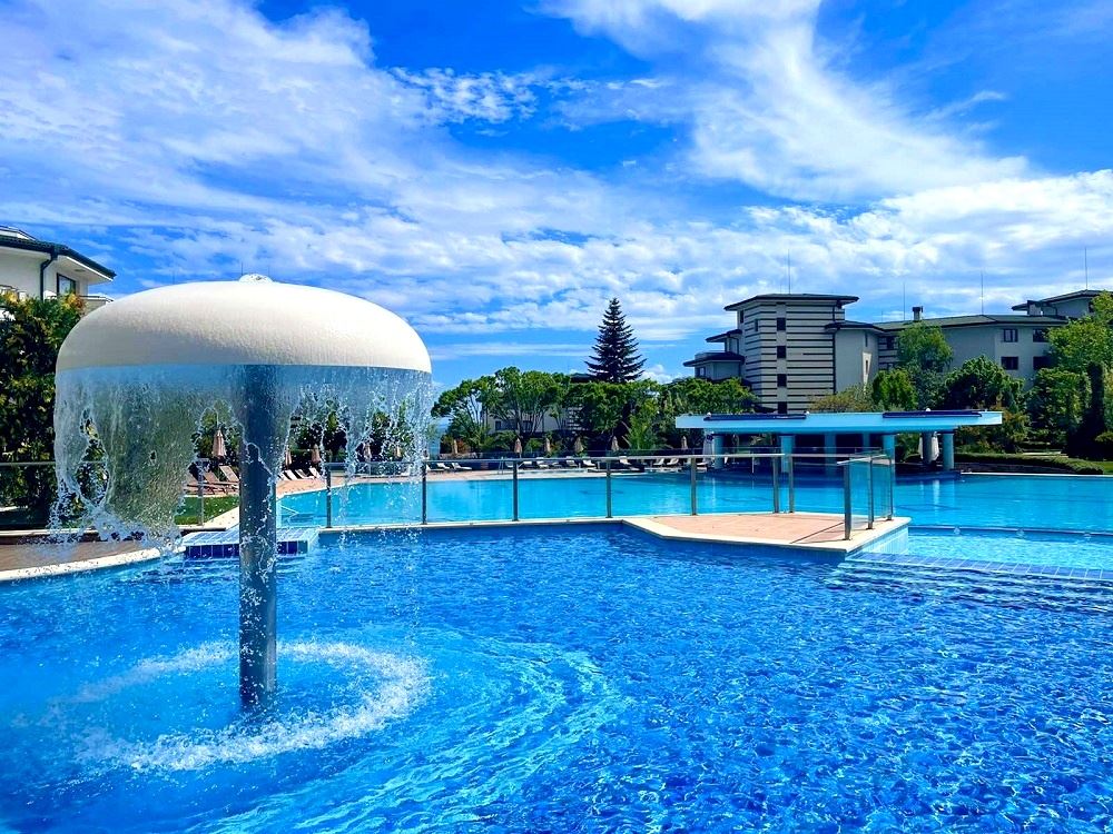 Zwei-Zimmer-Wohnung (mit einem Schlafzimmer) in erster Meereslinie in Ravda – Luxus, Natur und beeindruckender Poolblick