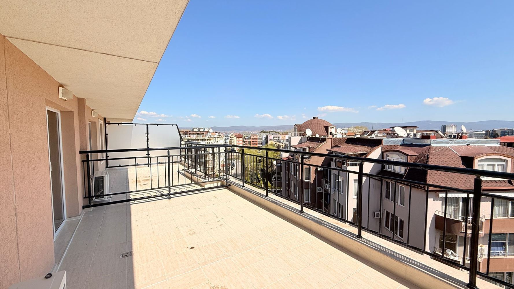 Luxuriöse Maisonette-Wohnung mit drei Schlafzimmern im Herzen von Sonnenstrand – Raum, Stil und Komfort auf zwei Ebenen