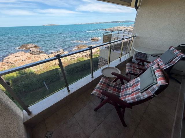 Geräumiges Appartment mit zwei Schlafzimmern in erster Meereslinie mit frontalem Panoramablick auf das Meer