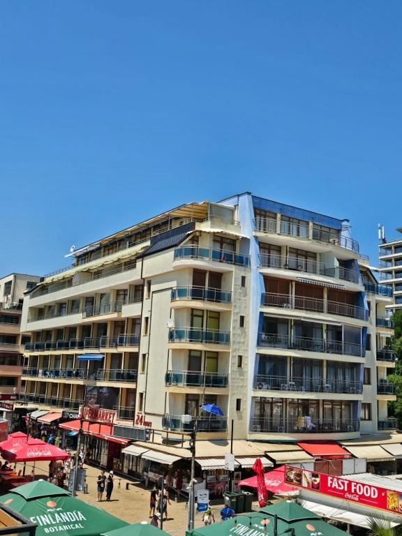 Exklusives Angebot in erster Linie in Sunny Beach – Raum, Luxus und hervorragende Investition mit Meerblick