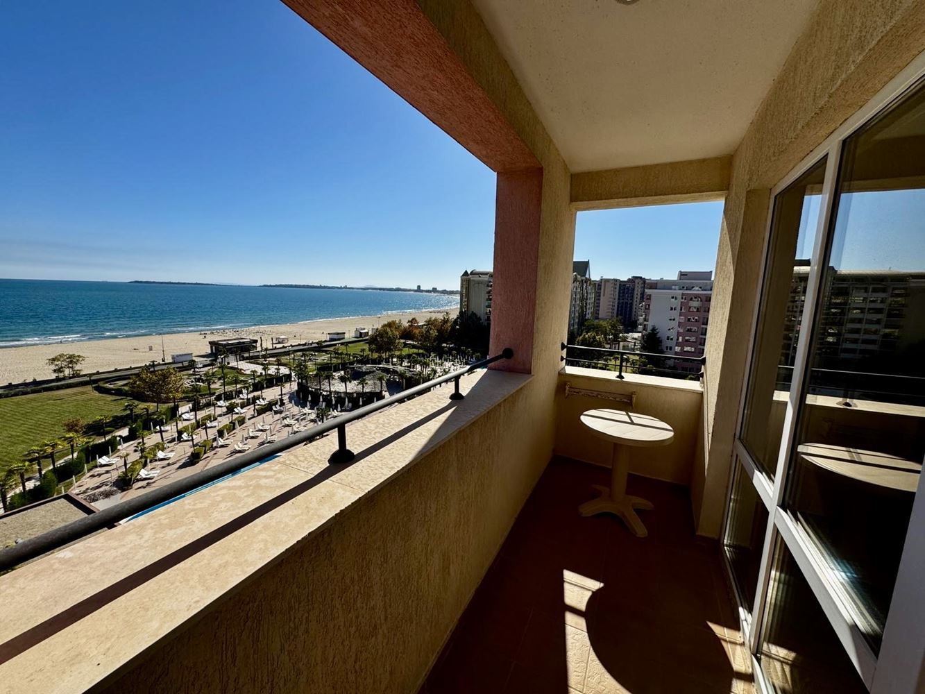 Geräumige 2-Zimmer-Wohnung mit großer Terrasse und Panoramablick auf das Meer