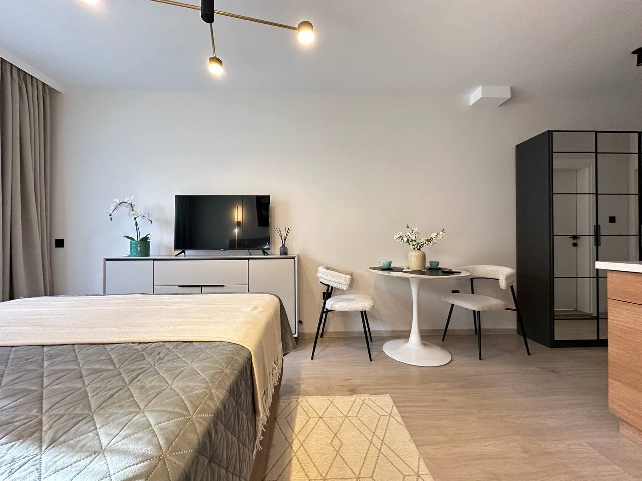 Stilvolle und gemütliche Wohnung mit direktem Zugang zum Pool – modernes Studio in einer geschlossenen Anlage, 300 m vom Meer entfernt