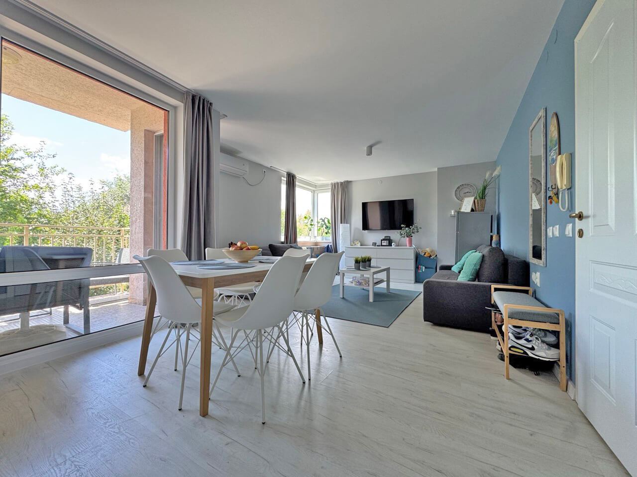 Stilvolle Zweizimmerwohnung mit einem Schlafzimmer in einer prestigeträchtigen Anlage in Sonnenstrand – komplett renoviert und bezugsfertig