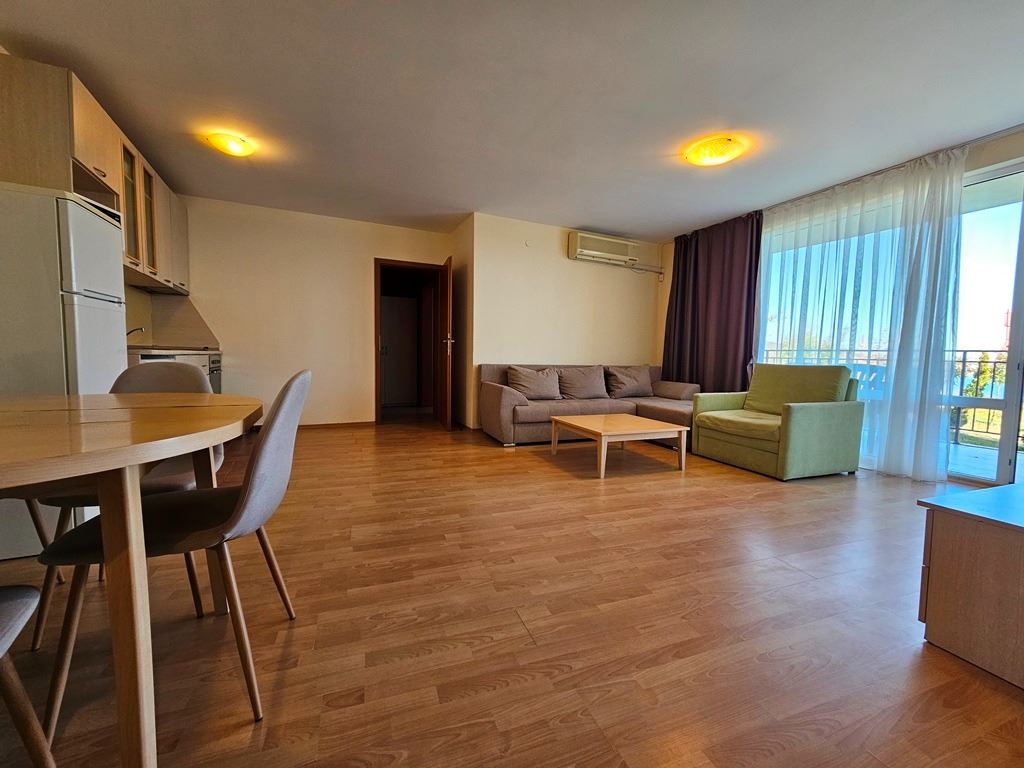 Erste Meereslinie in Sveti Vlas – geräumige Wohnung mit zwei Schlafzimmern und hervorragender Infrastruktur
