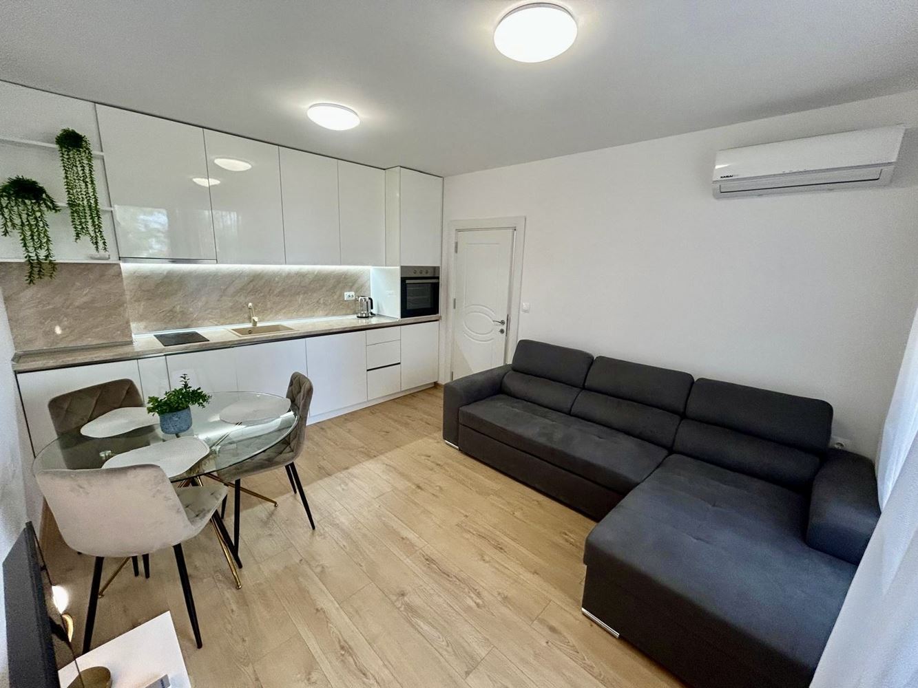 Zwei-Zimmer-Oase in einem neuen Luxuskomplex in Sonnenstrand – mit Poolblick