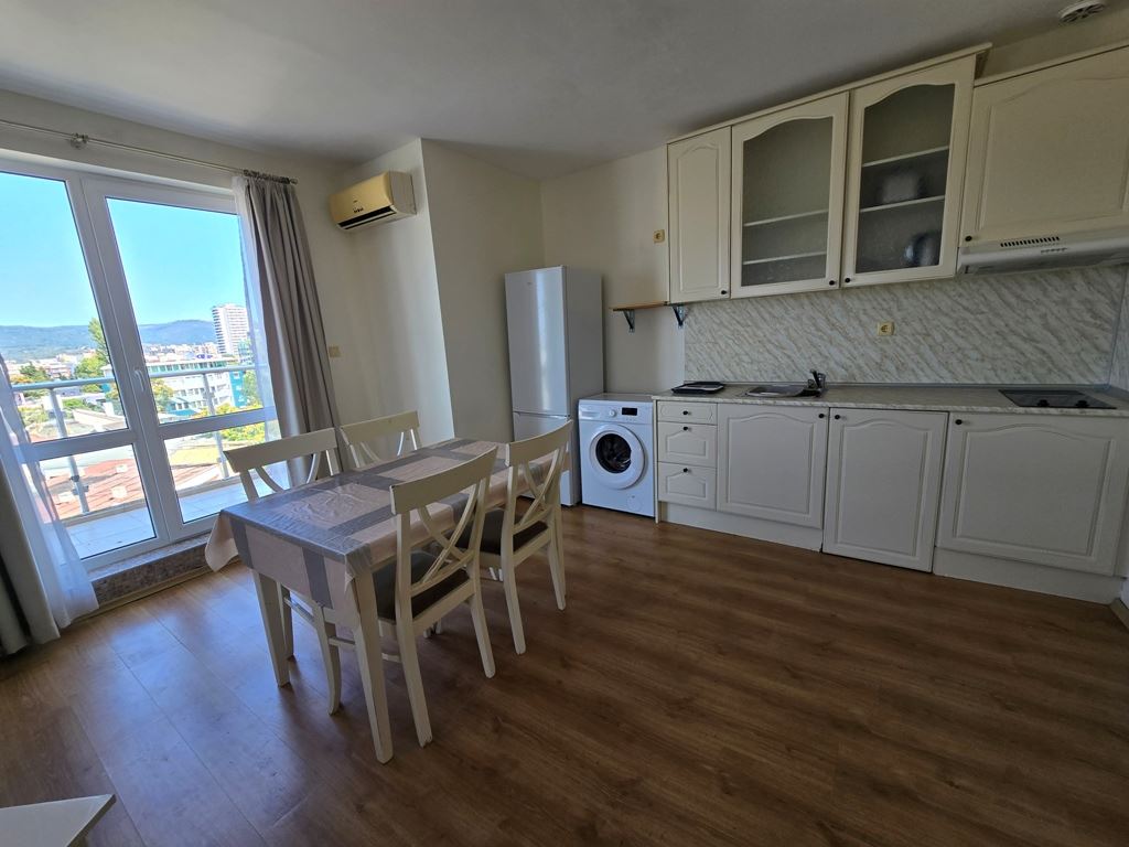 Großzügige Drei Zimmer Wohnung mit hervorragender Lage und Nähe zum Meer