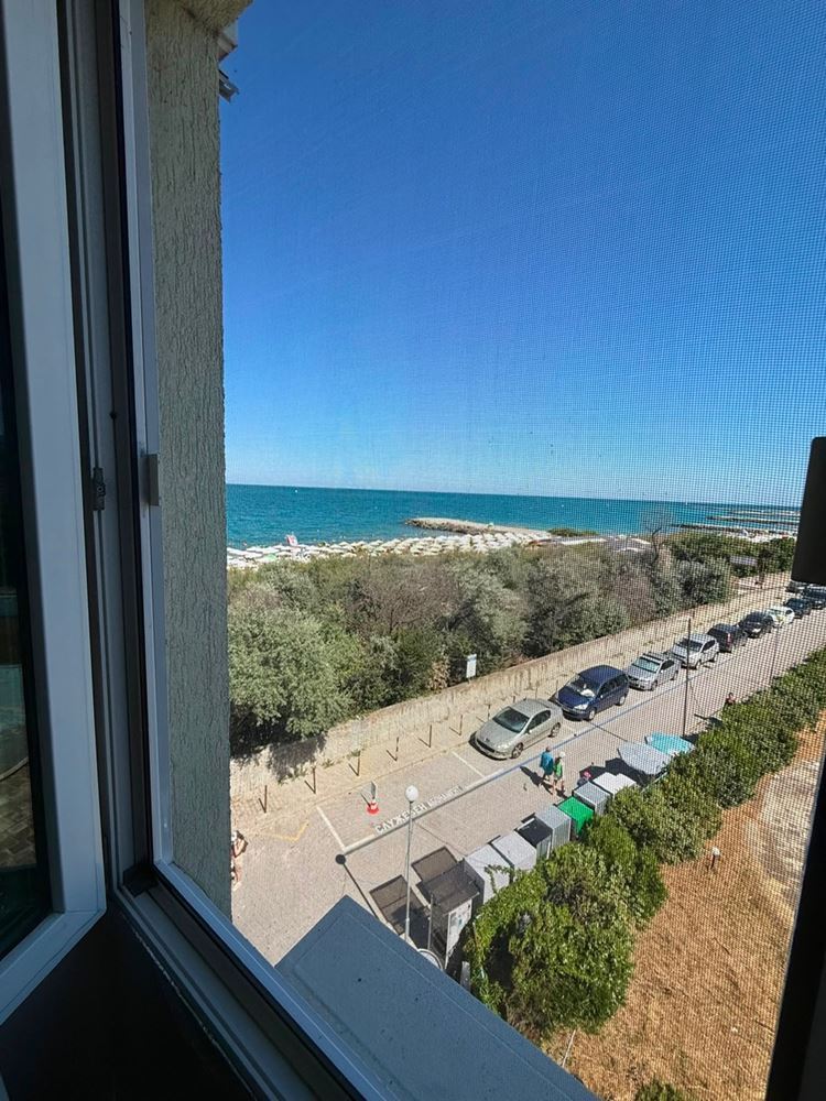 Direkter Meerblick – großzügige 2-Zimmer-Wohnung in erster Meereslinie in Pomorie