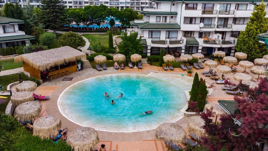 Hoher Standard und vielfältige Annehmlichkeiten – Hervorragende Zwei-Zimmer-Wohnung in einem Luxuskomplex direkt am Meer in Ravda