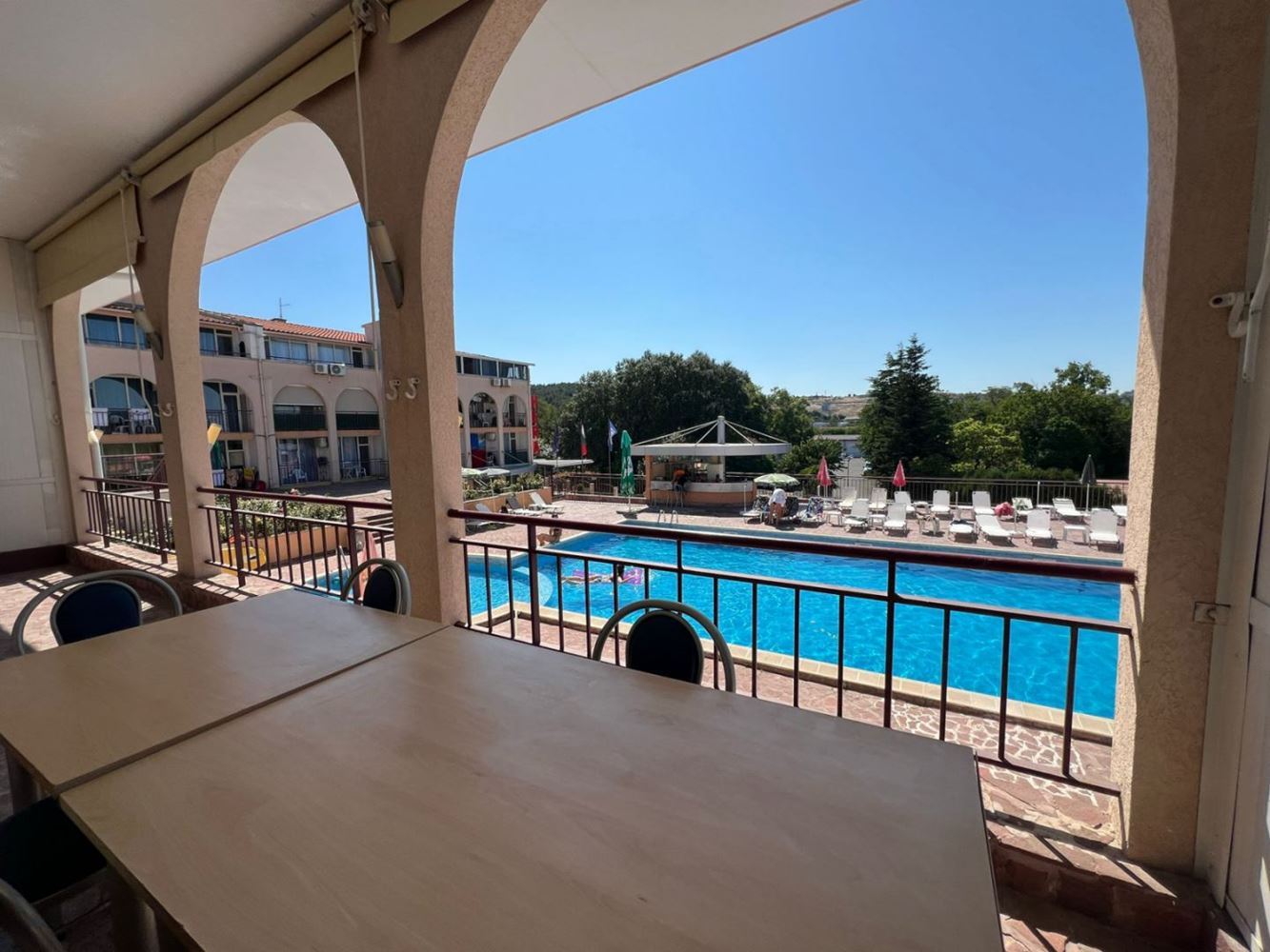Großzügige Drei-Zimmer-Wohnung (Apartment mit zwei Schlafzimmern) mit großer Terrasse und Parkplatz in Sozopol – nahe Harmani-Strand