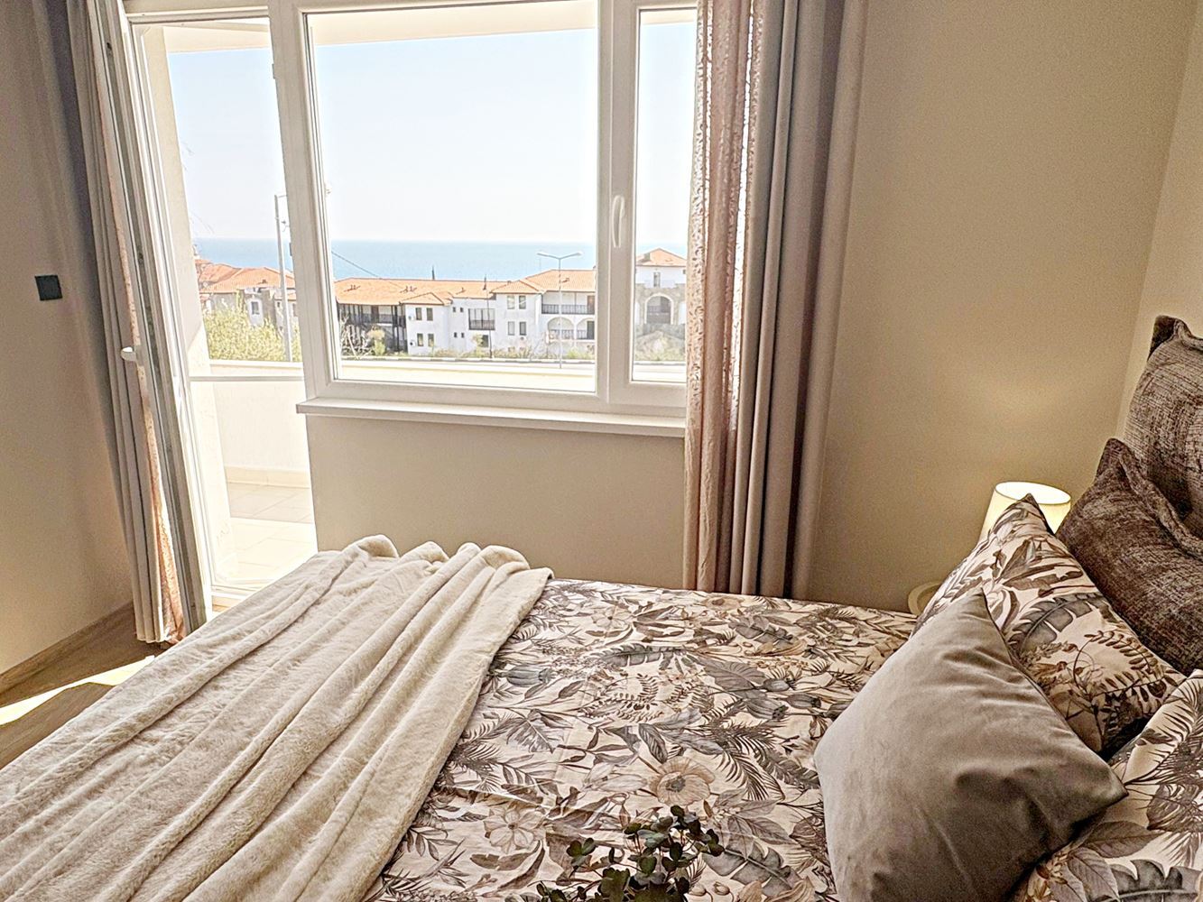 Zwei unabhängige Wohneinheiten mit Meerblick im Zentrum von Sveti Vlas – Designer-Interieur und eigener Parkplatz