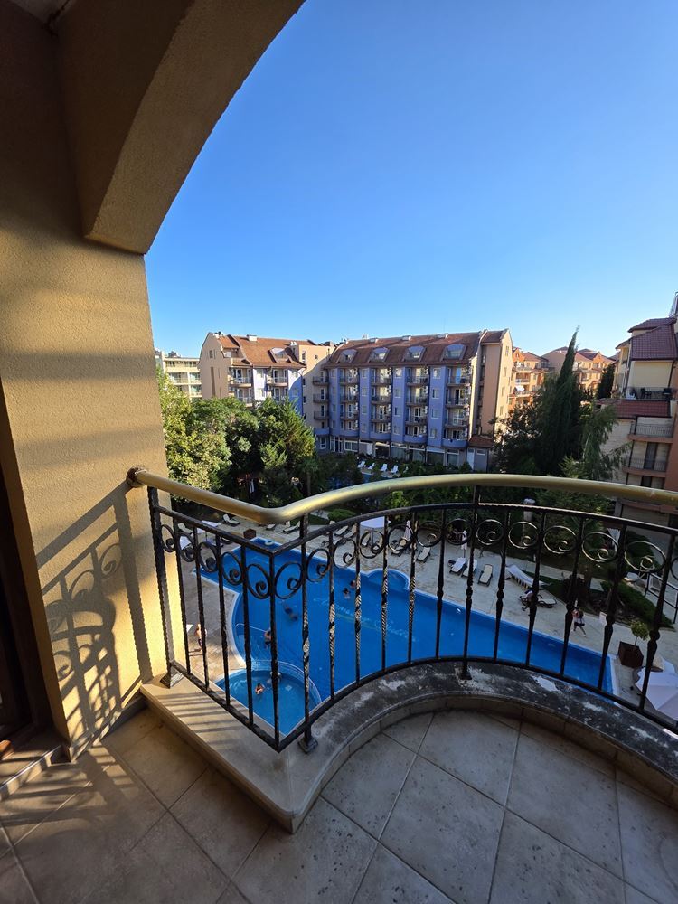 Herrliche Wohnung mit einem Schlafzimmer in einer Anlage in Sonnenstrand – Blick auf den Pool; Stil und Komfort
