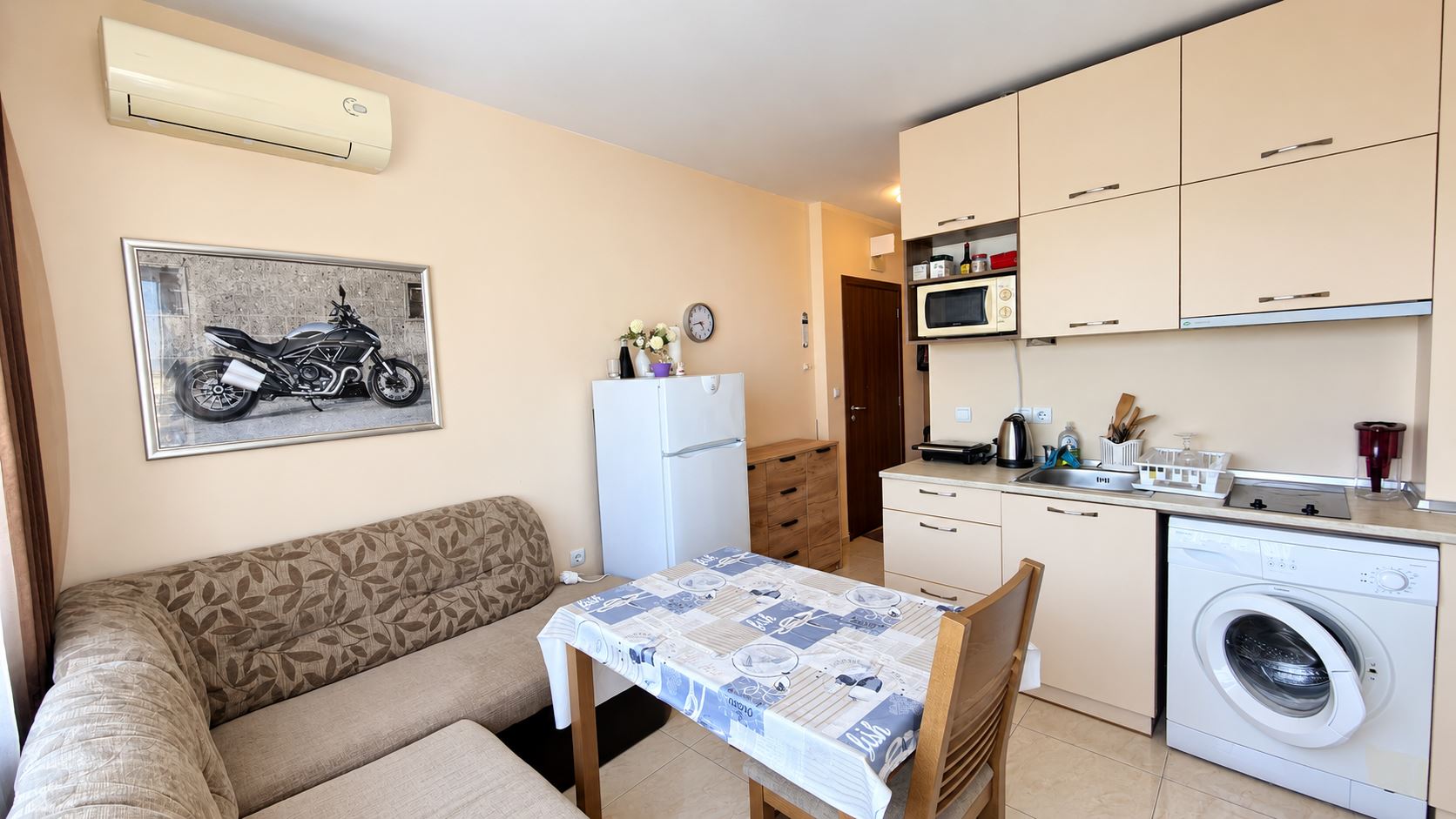 Gemütliche kleine Zwei-Zimmer-Wohnung in einer Anlage mit Swimmingpool und 24-Stunden-Sicherheitsdienst