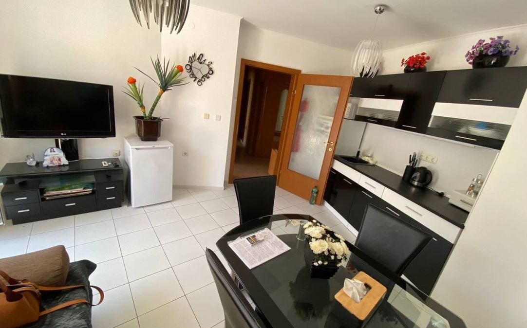 Wohnung mit zwei Schlafzimmern und Meerblick in erster Meereslinie in Elenite – Komfort, Natur und Ruhe