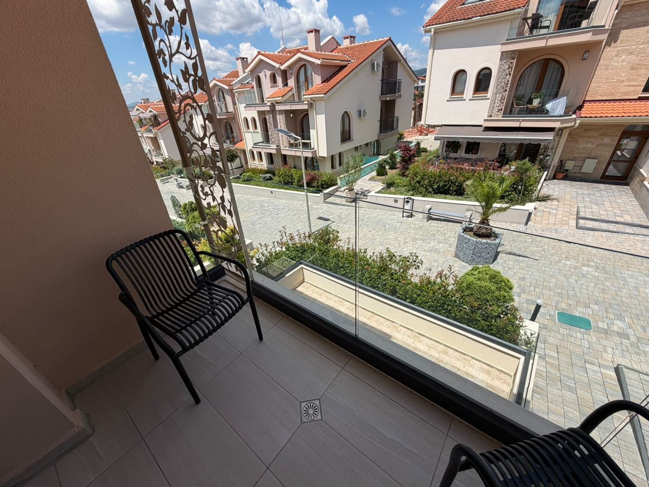 Luxuriöses Apartment mit zwei Schlafzimmern in einer neuen Wohnanlage nahe Sonnenstrand – Komfort, Sicherheit und hervorragende Investition