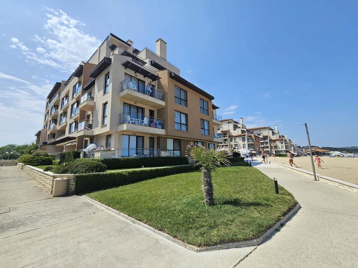 Luxuriöse Drei-Zimmer-Wohnung mit drei Schlafzimmern in erster Meereslinie in Obzor – Panoramablick auf Meer und Berge