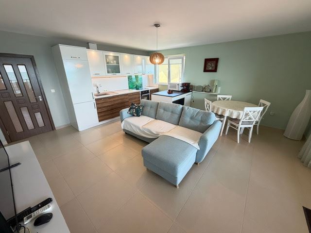Geräumiges Appartment mit zwei Schlafzimmern in erster Meereslinie mit frontalem Panoramablick auf das Meer