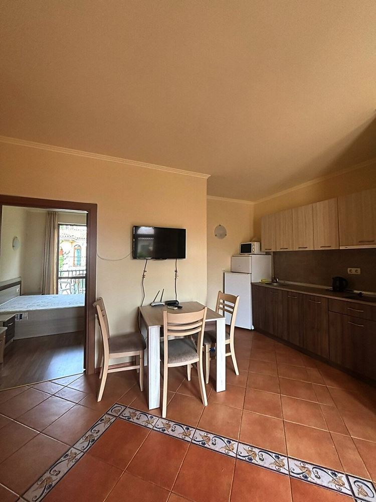 Helle Zweizimmerwohnung mit großer Terrasse und Blick ins Grüne in Elenite