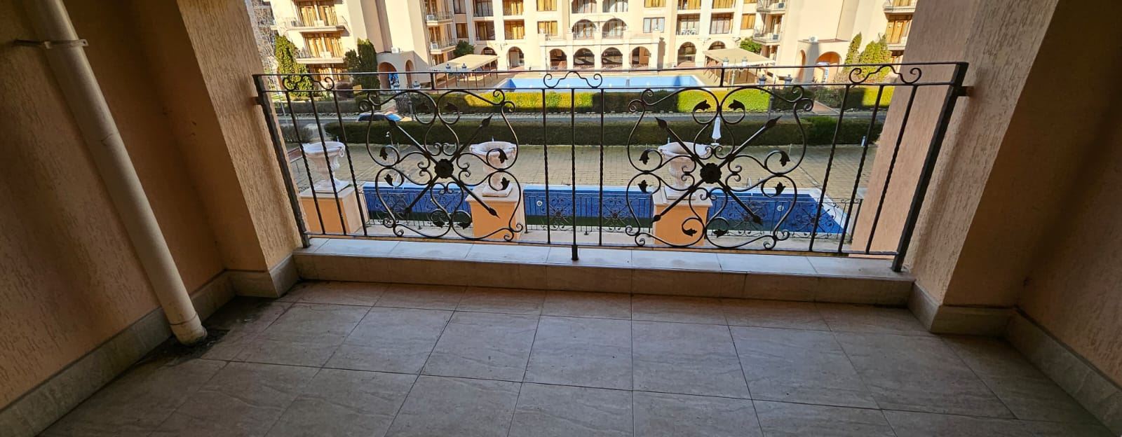 Geräumige 2-Zimmer-Wohnung mit Poolblick – möbliert, mit Akt 16 und bezugsfertig
