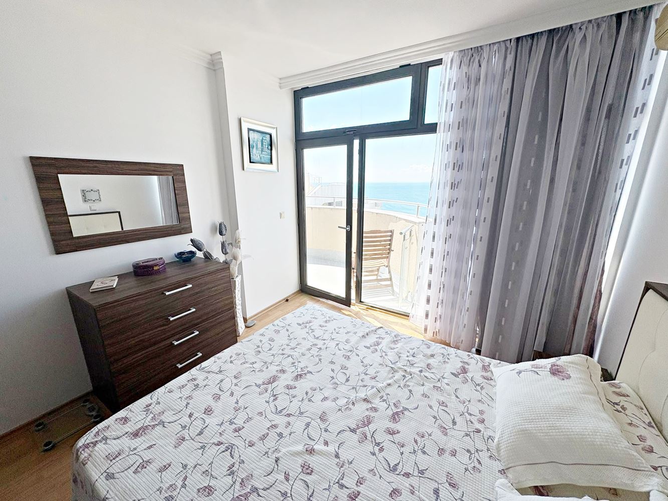 Luxuriöse 2-Zimmer-Wohnung mit Panoramablick auf das Meer in erster Linie in Sveti Vlas