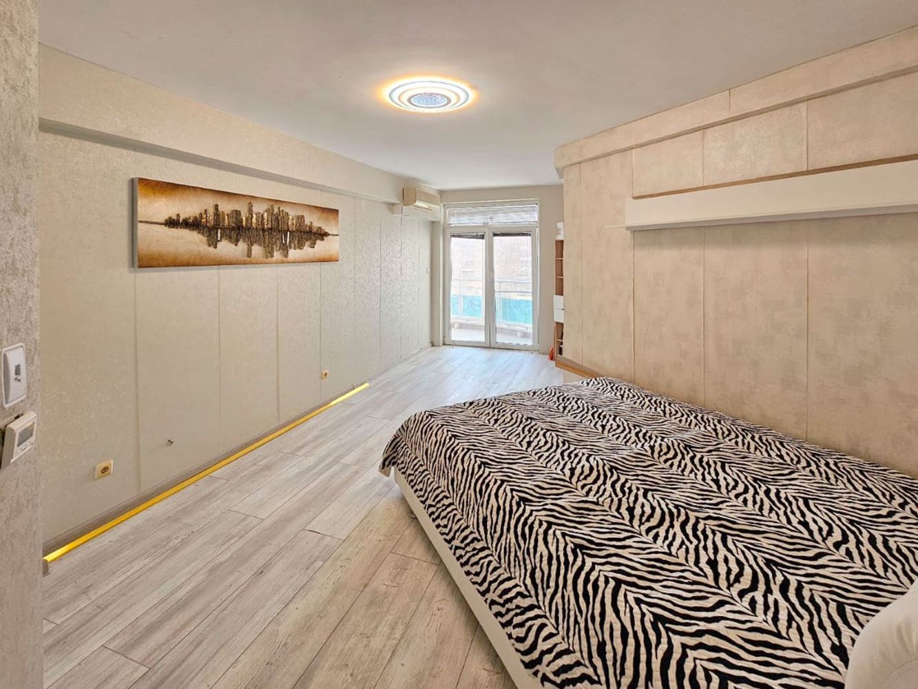 Luxuriöse Drei-Zimmer-Wohnung mit Meerblick in erster Linie in Ravda – 114 m², zwei Terrassen und maximaler Komfort