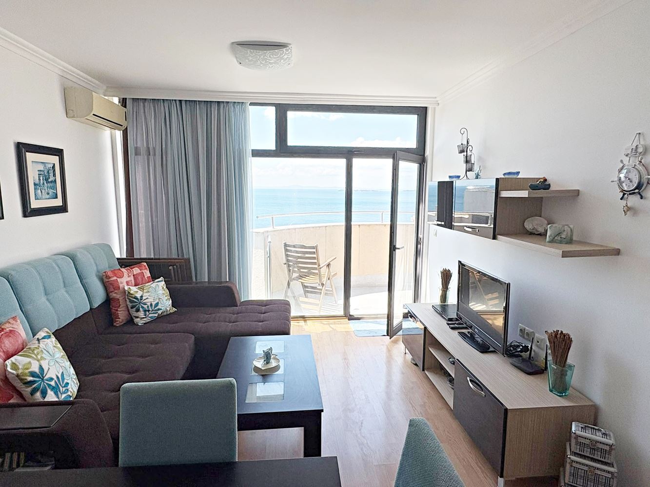 Luxuriöse 2-Zimmer-Wohnung mit Panoramablick auf das Meer in erster Linie in Sveti Vlas