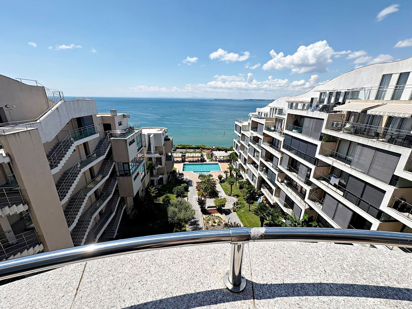 Luxuriöse 2-Zimmer-Wohnung mit Panoramablick auf das Meer in erster Linie in Sveti Vlas