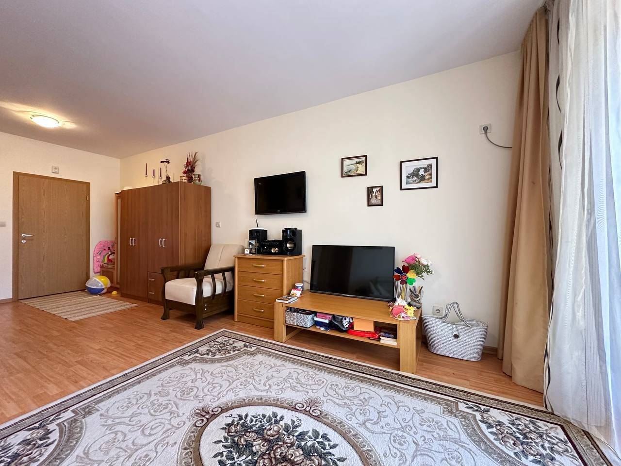 Sveti Vlas – vollständig möblierte Wohnung in erster Meereslinie mit Privatstrand und Meeresatmosphäre
