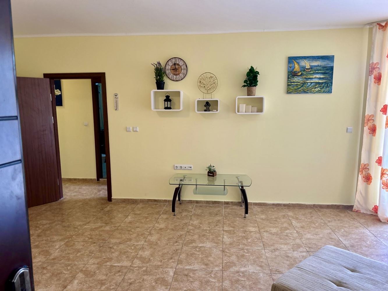 Geräumige Zwei-Zimmer-Wohnung mit Poolblick in Nessebar