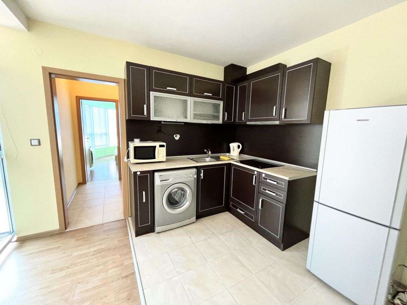 Geräumige Wohnung mit einem Schlafzimmer und Poolblick in einer hervorragend gepflegten Anlage in Pomorie