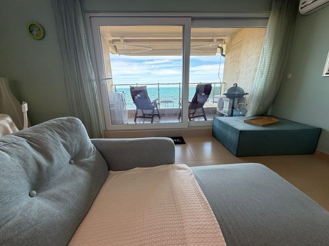 Geräumiges Appartment mit zwei Schlafzimmern in erster Meereslinie mit frontalem Panoramablick auf das Meer
