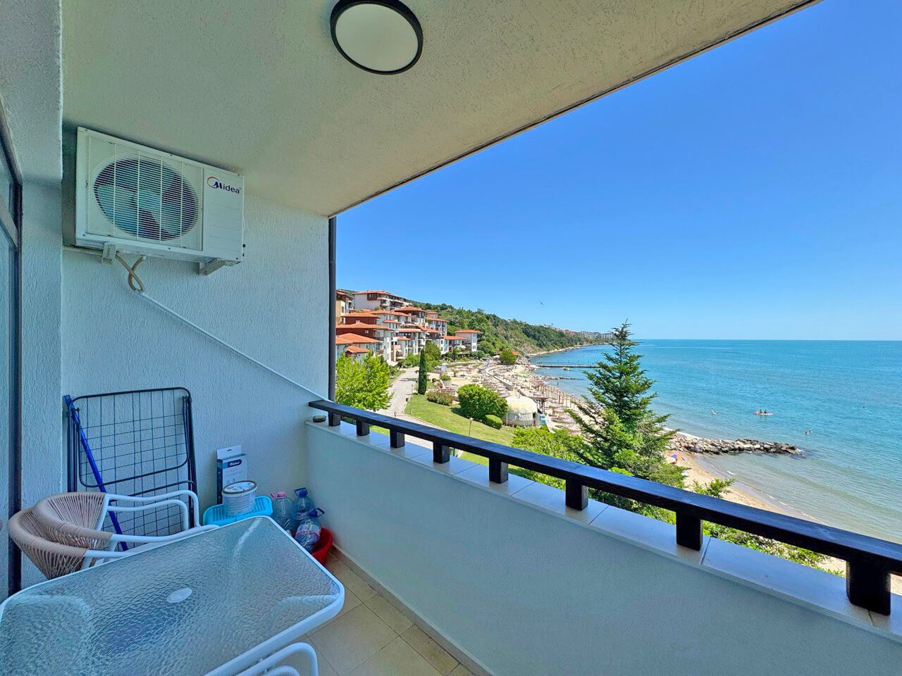 Zweizimmerwohnung in erster Meereslinie mit Panoramablick auf das Meer in Sveti Vlas