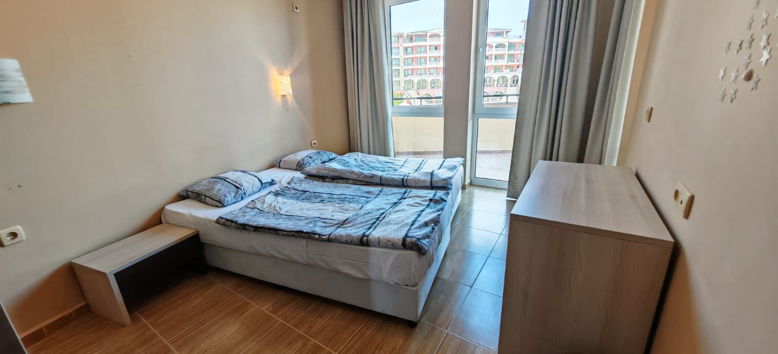 Drei-Zimmer-Wohnung 200 m vom Meer entfernt in Sveti Vlas mit zwei Terrassen und teilweise Meerblick