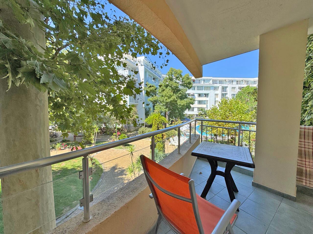 Zweizimmerwohnung mit Blick auf den Pool, 100 m vom Strand in Sonnenstrand