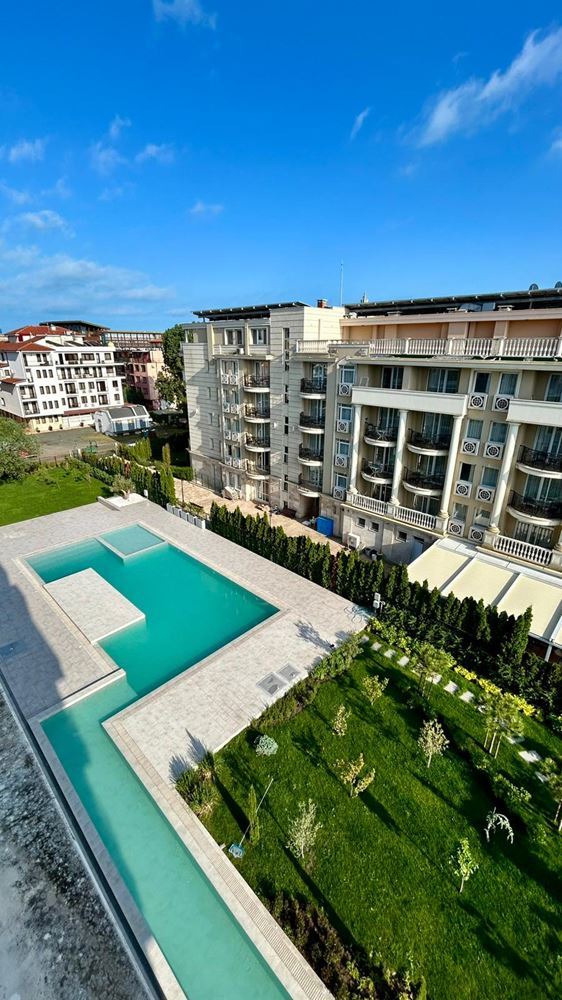 Sonnenstrand – neue Drei-Zimmer-Wohnung (Apartment mit zwei Schlafzimmern) mit großer Terrasse und Poolblick