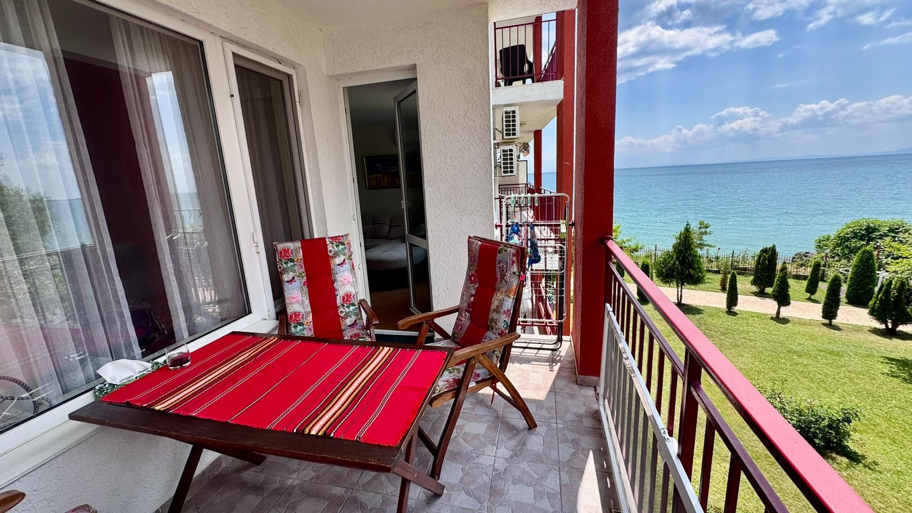 Erste Meereslinie in Sveti Vlas – Wohnung mit Meerblick in einer Anlage mit eigener Infrastruktur